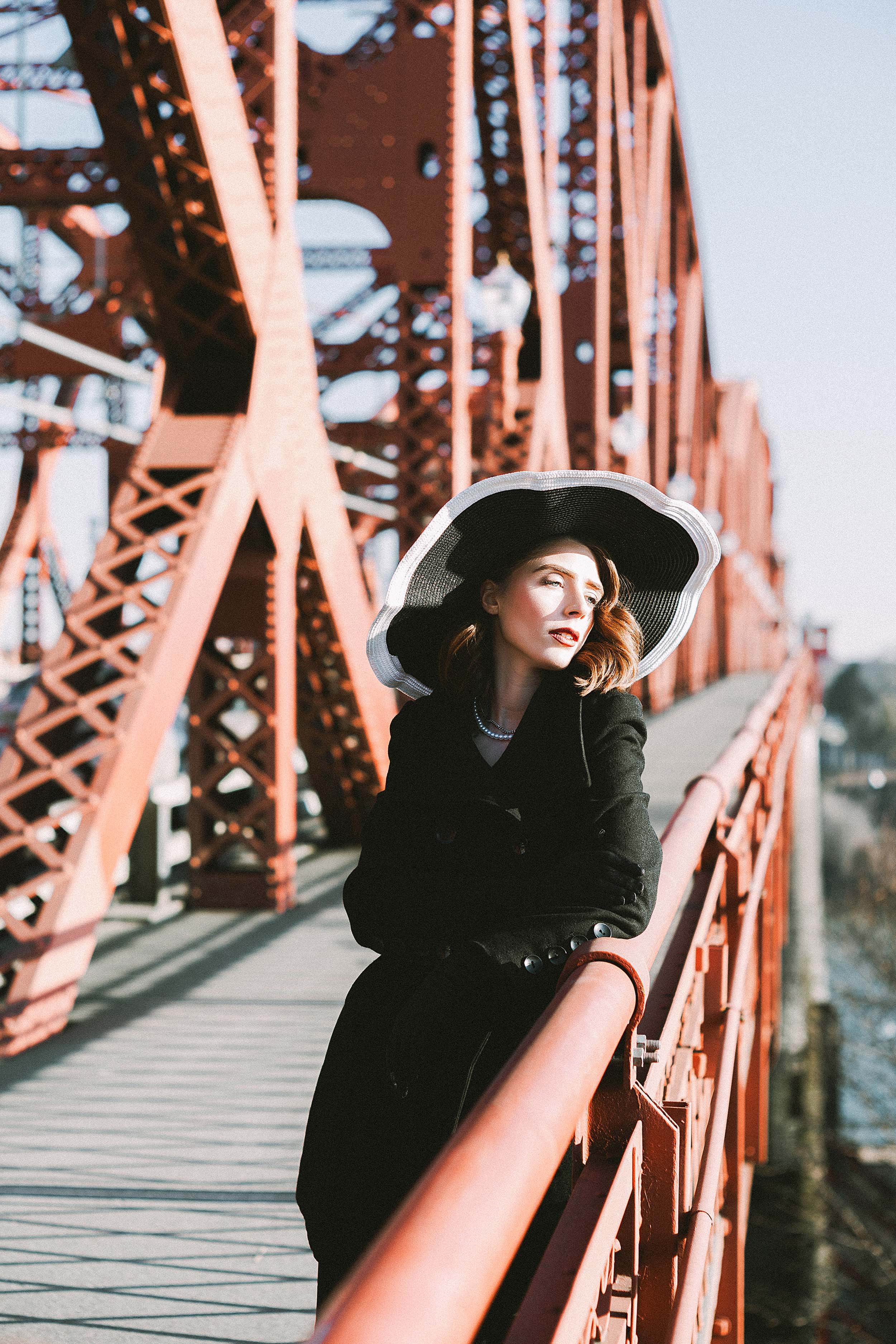 Elegant and Romantic 40s-Inspired Portraits on the Broadway Bridge — photograph 20 of 23
